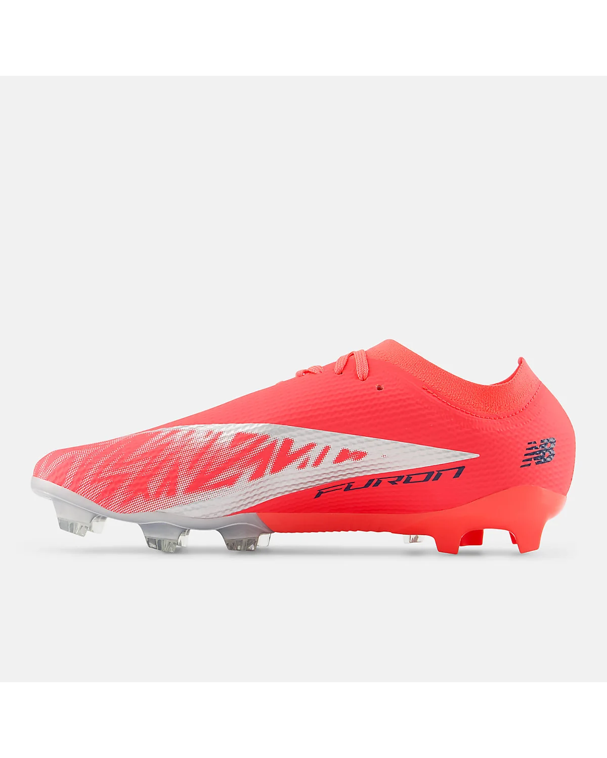 Подошва бутс New Balance Furon Team FG V8 с металлическими шипами для грунта.