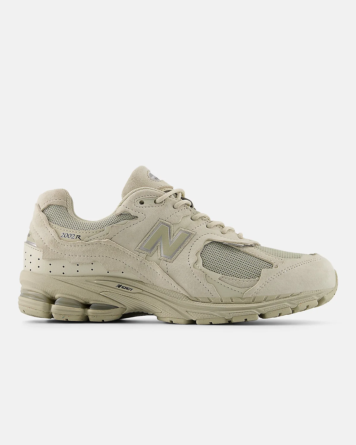 Белые ретро-кроссовки New Balance 2002DX с серебристыми вставками, вид сбоку.