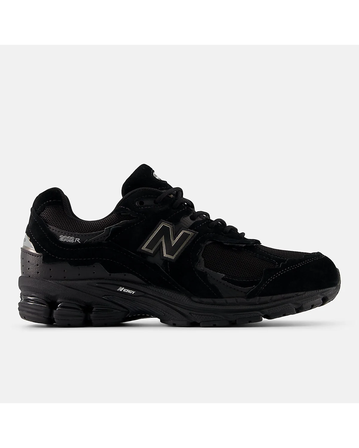 Чёрные ретро-кроссовки New Balance 2002DX с металлическим отблеском, вид сбоку.