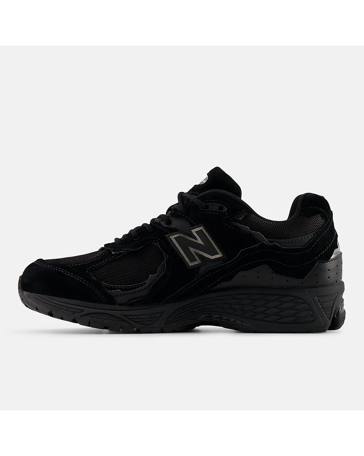 Чёрные кроссовки New Balance 2002DX сзади, видна пятка и структура подошвы.