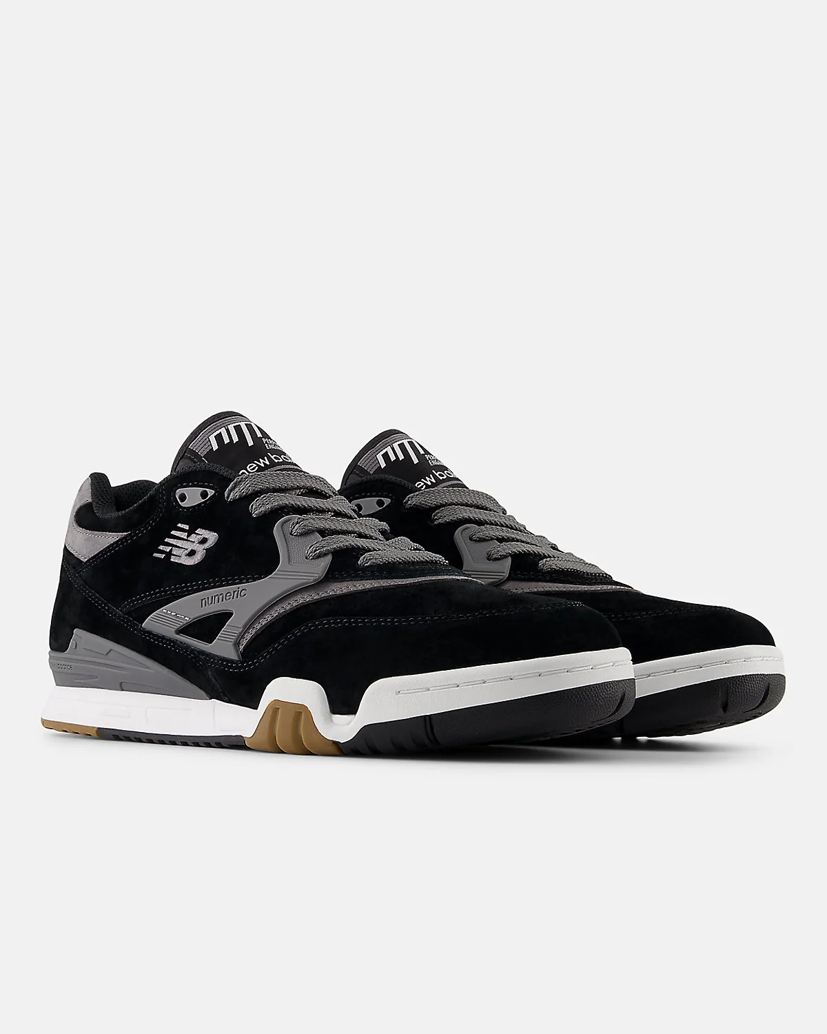 Чёрно-серые кроссовки New Balance 770 с белым воротником, трёхчетвертной вид.
