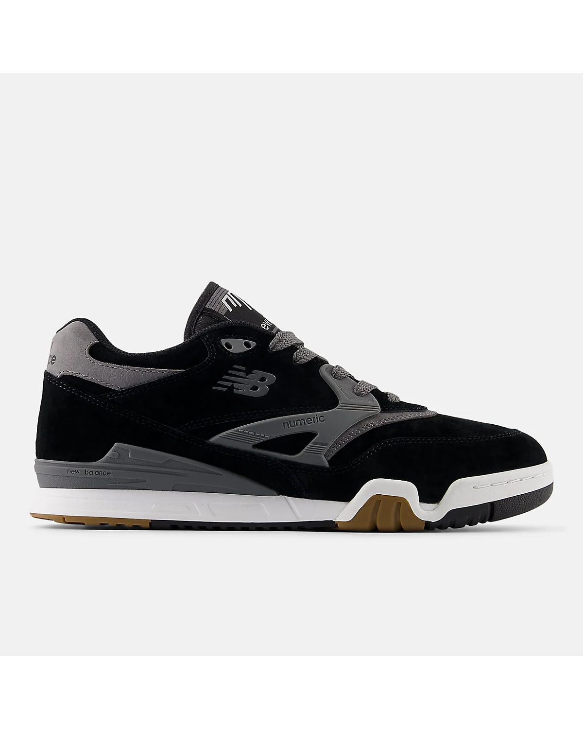 Чёрно-серые кроссовки New Balance 770 с белой подошвой, вид сбоку.