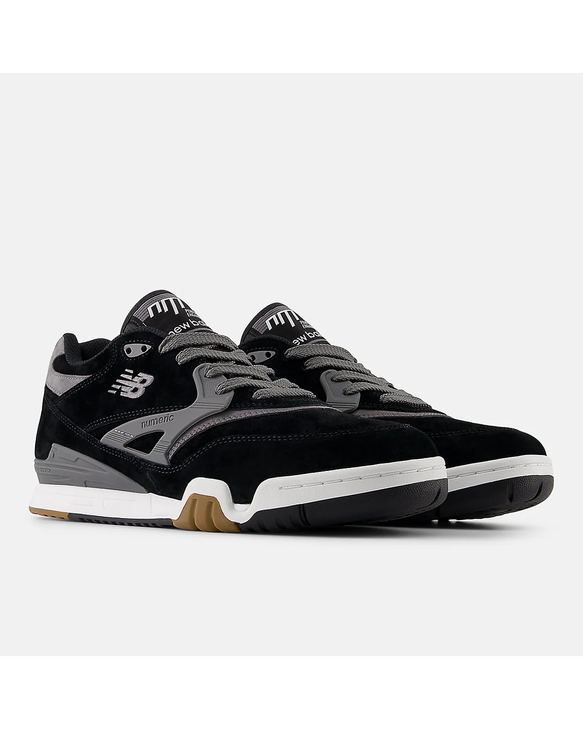 Чёрно-серые кроссовки New Balance 770 с белым воротником, трёхчетвертной вид.