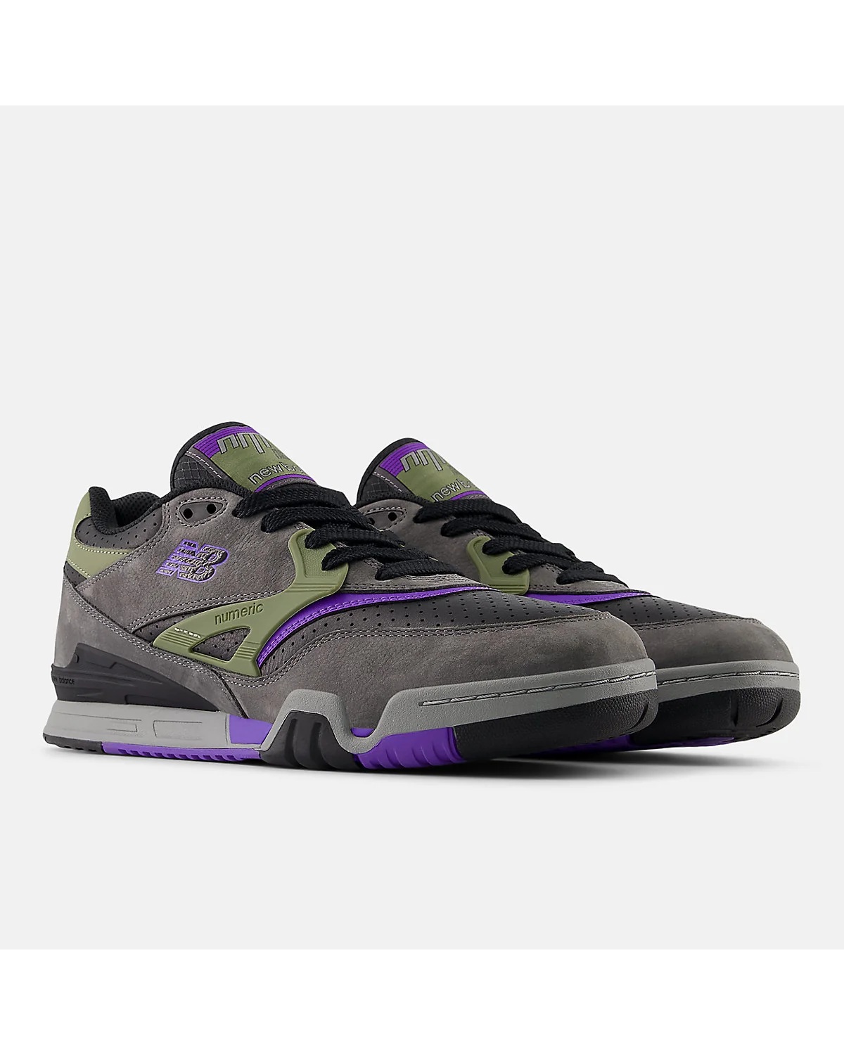 Серые кроссовки New Balance 770 с фиолетовыми акцентами, фронтальный вид.