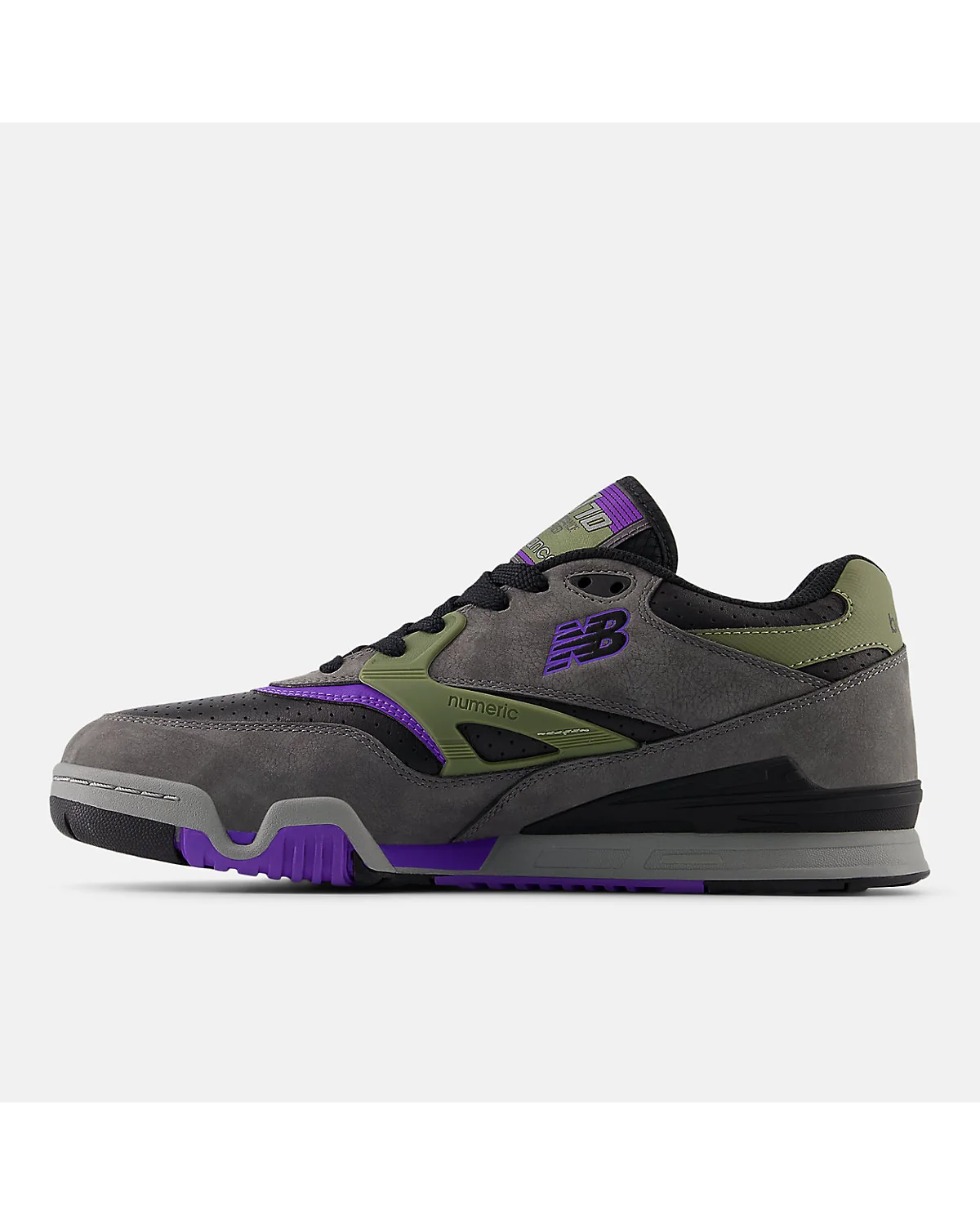Боковой профиль серых кроссовок New Balance 770 с деталями конструкции.