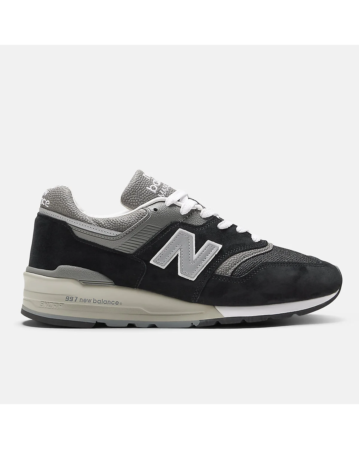 Чёрные кроссовки New Balance 997, вид сбоку.