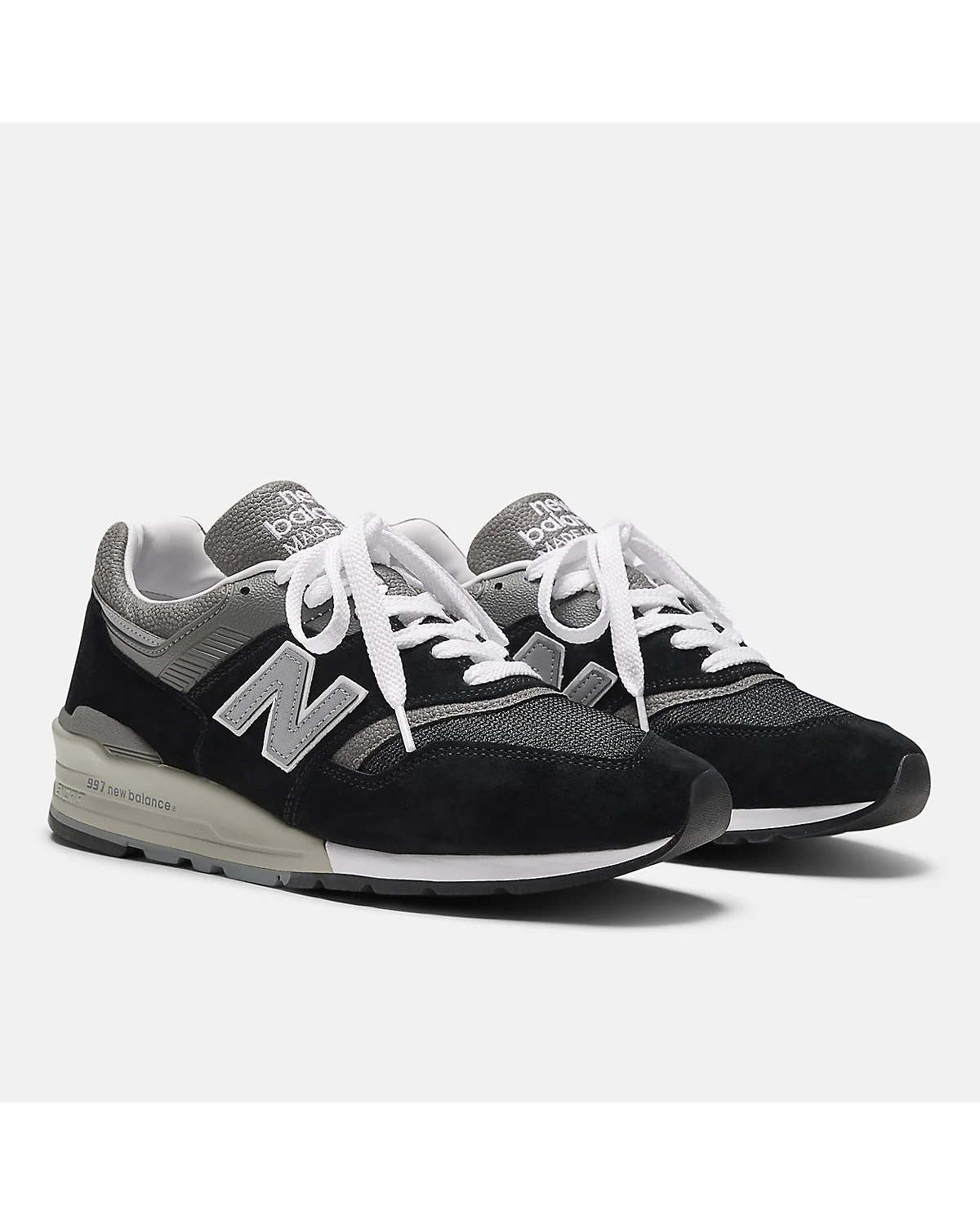 Чёрные кроссовки New Balance 997 спереди, трёхчетвертной ракурс.