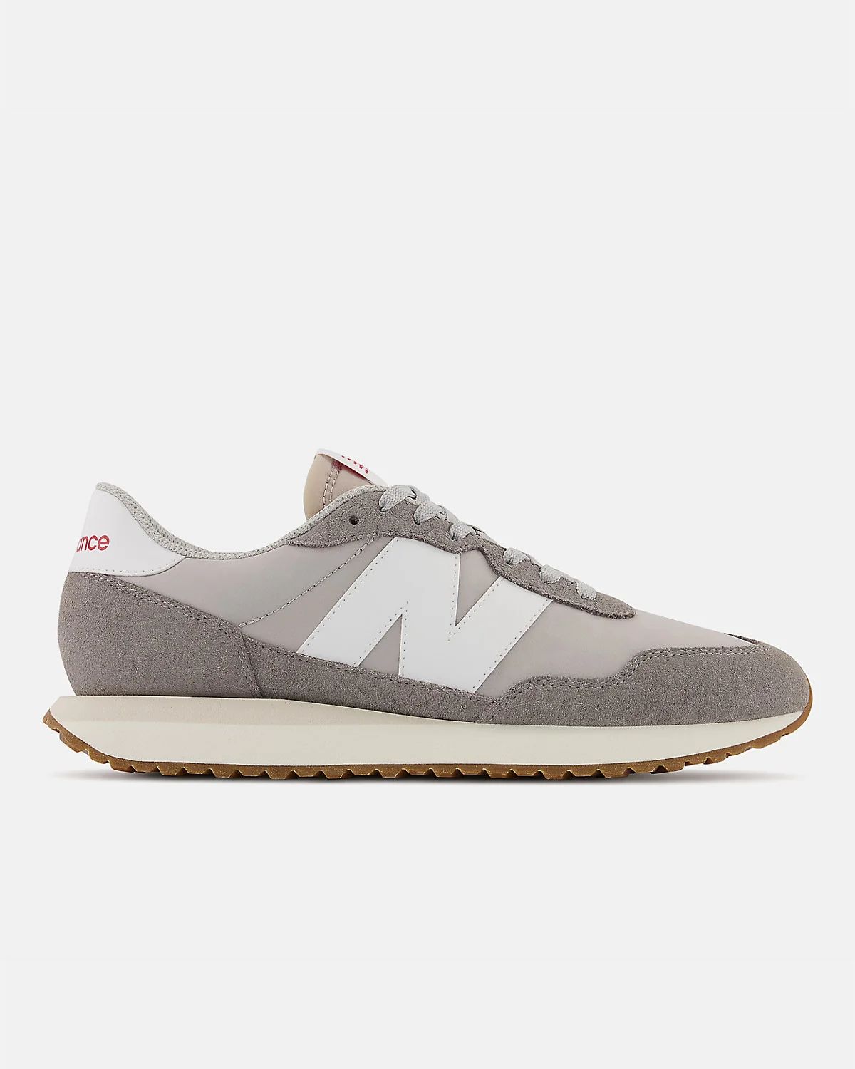 Чёрно-серые кроссовки New Balance 237 с сеточными вставками, вид сбоку.