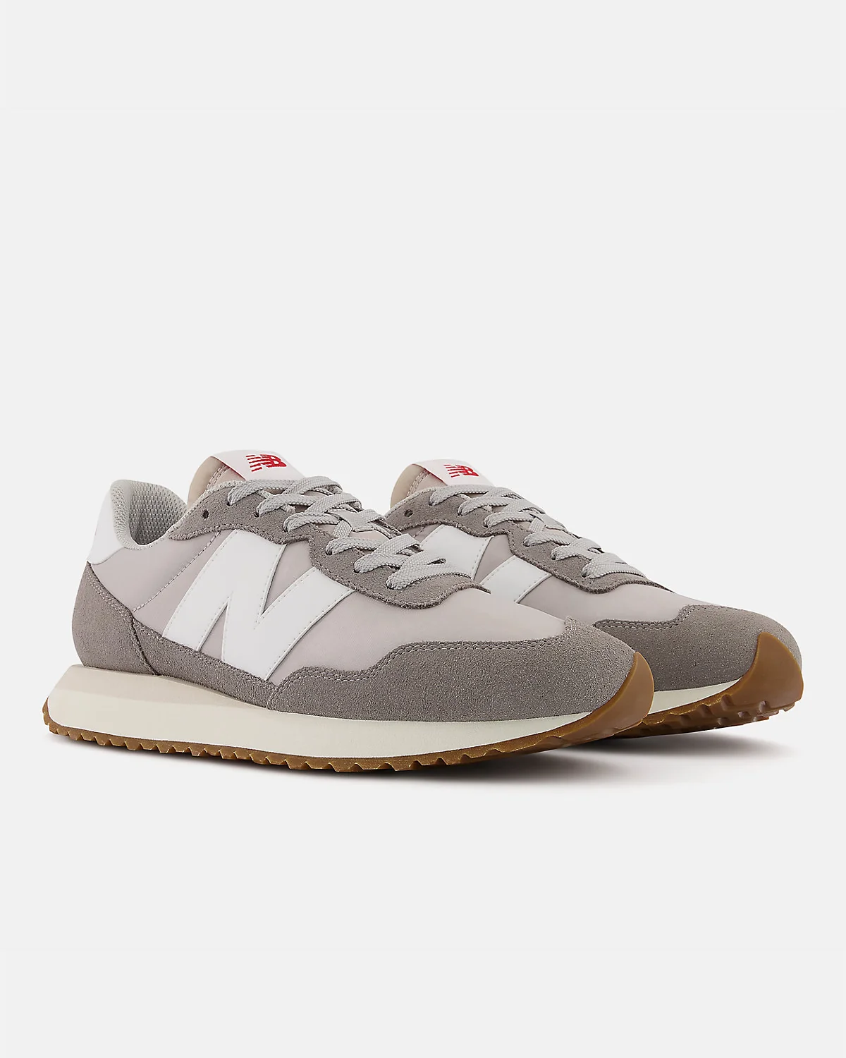 Чёрно-серые кроссовки New Balance 237, фронтальный ракурс с мульти-текстурным верхом.