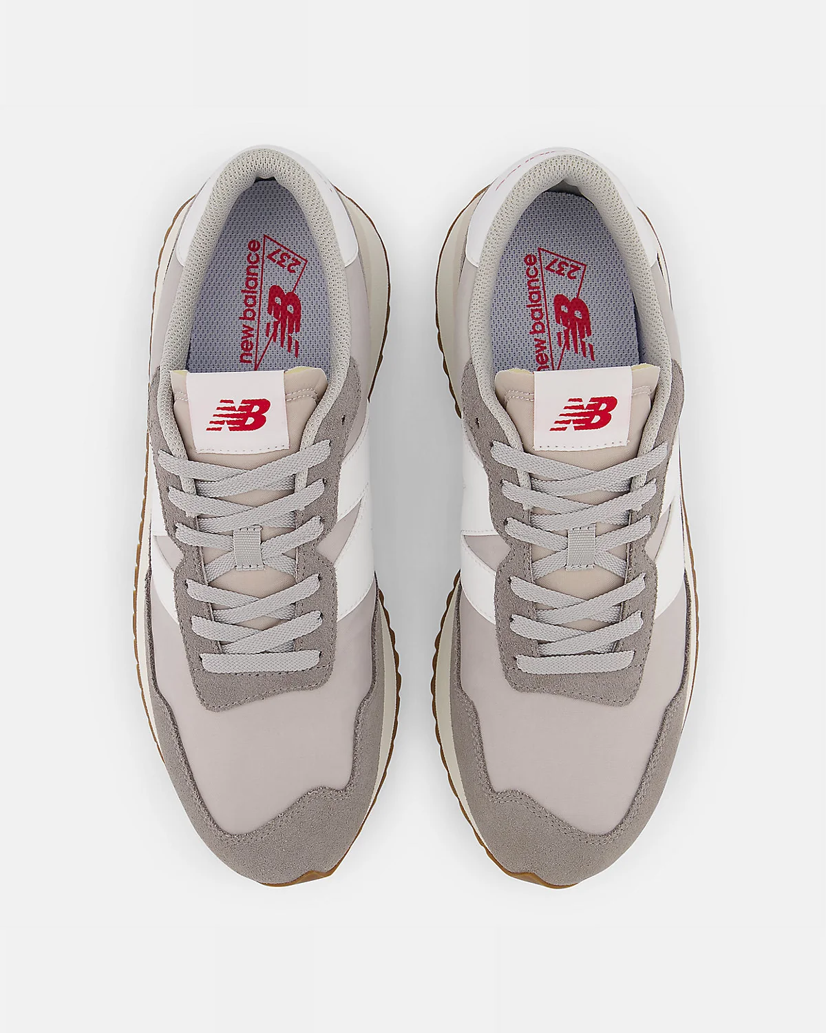 Вид сверху чёрных кроссовок New Balance 237 с текстурой материалов.