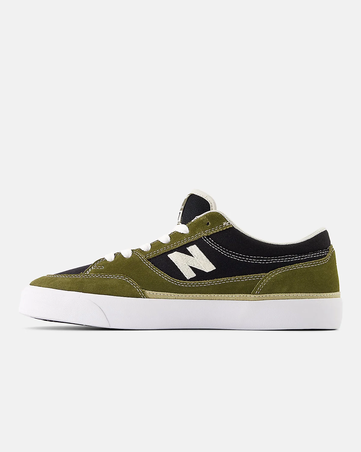 Вид сверху бело-серых кедов New Balance 417 Low с деталями конструкции.