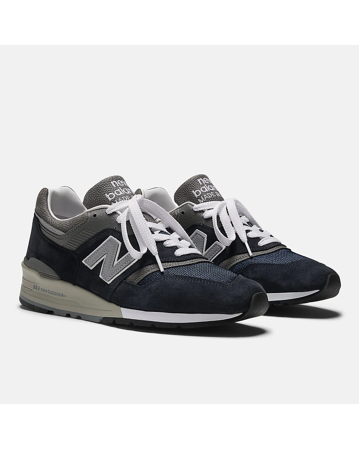 Тёмно-синие кроссовки New Balance 997, вид спереди в паре