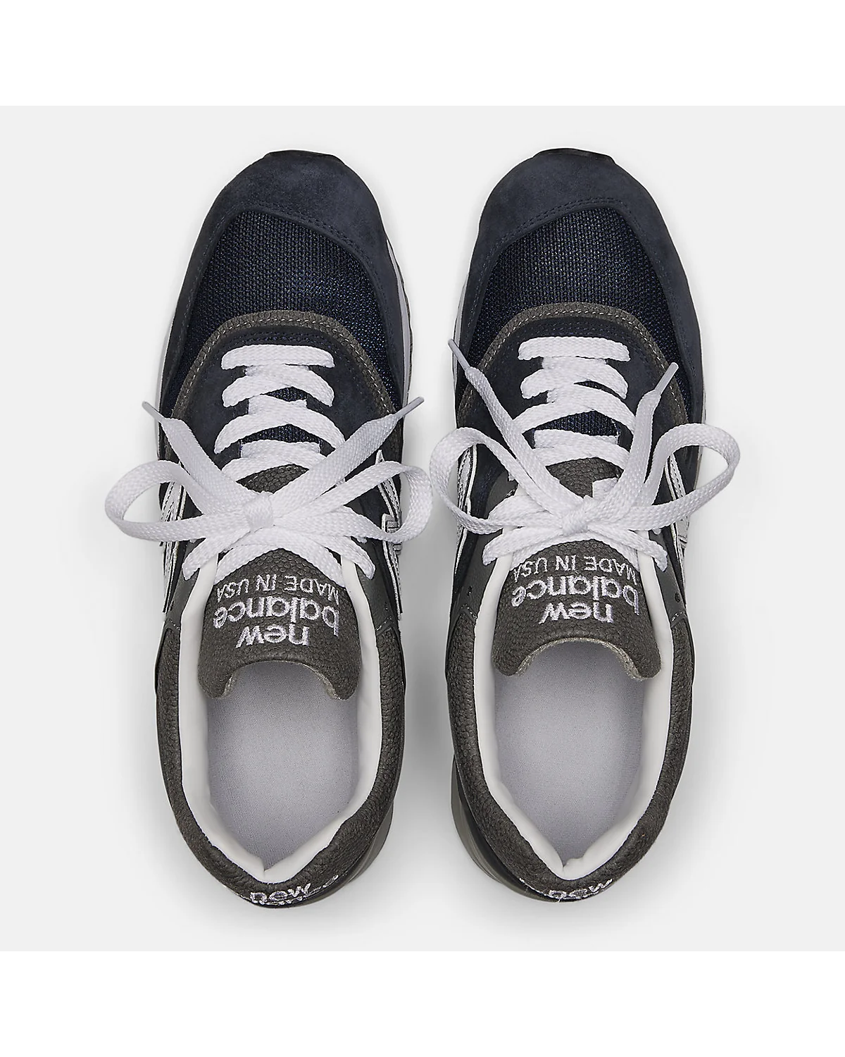 Тёмно-синие кроссовки New Balance 997, вид сверху на материал