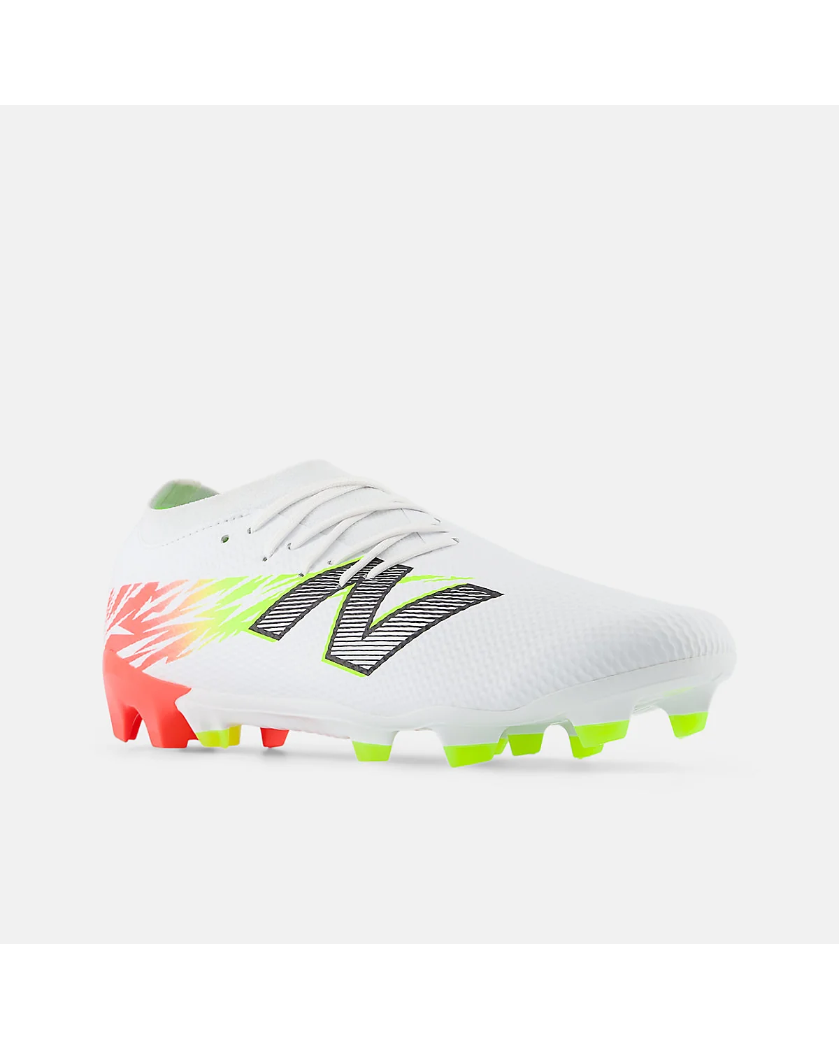 Бутсы New Balance Furon Team FG белые, вид с другого угла, видны зелёные шипы.