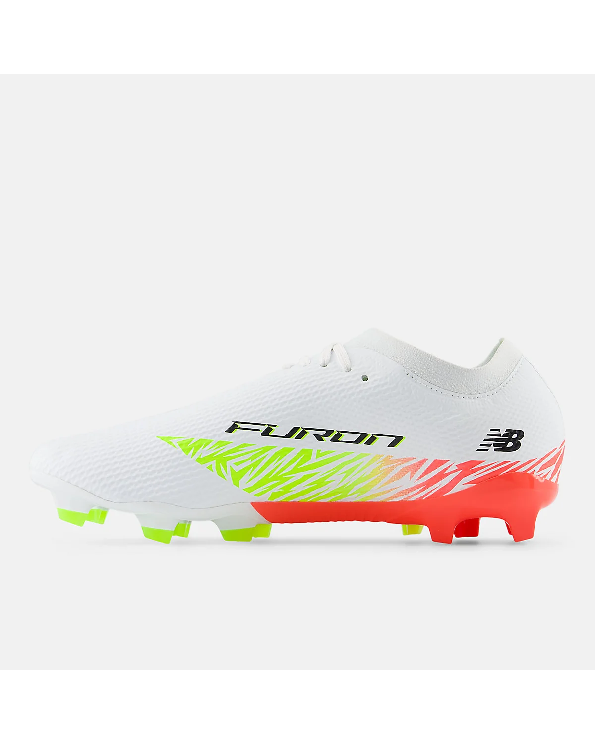 Подошва бутс New Balance Furon Team FG с зелёными и красными шипами, вид сбоку.
