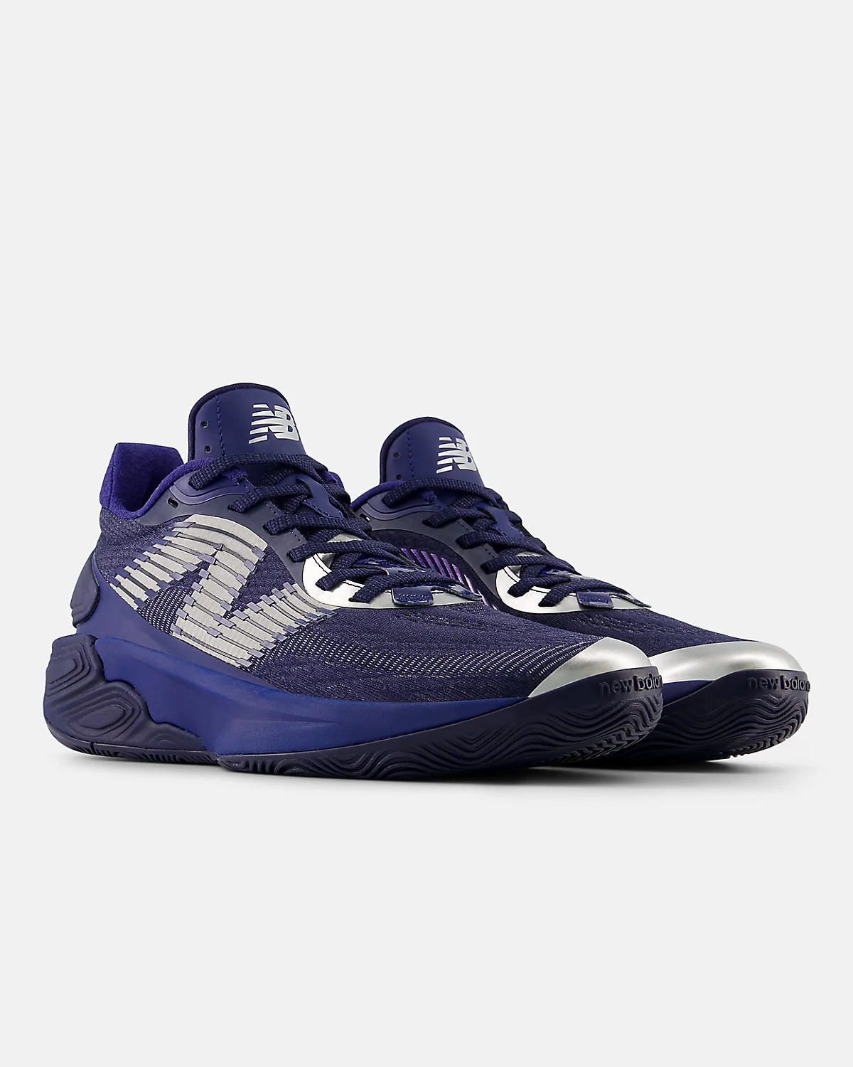 Верх кроссовок New Balance Two WXY V5, видна текстура меша и серебристые полоски.