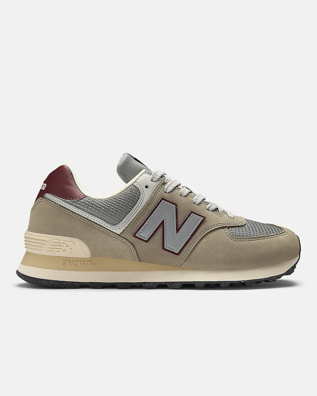 Кроссовки New Balance 574 чёрного цвета с голубыми деталями, вид сбоку.