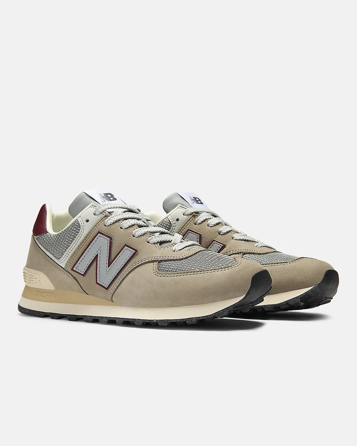 Верх кроссовок New Balance 574, видна текстура сетки и замши.