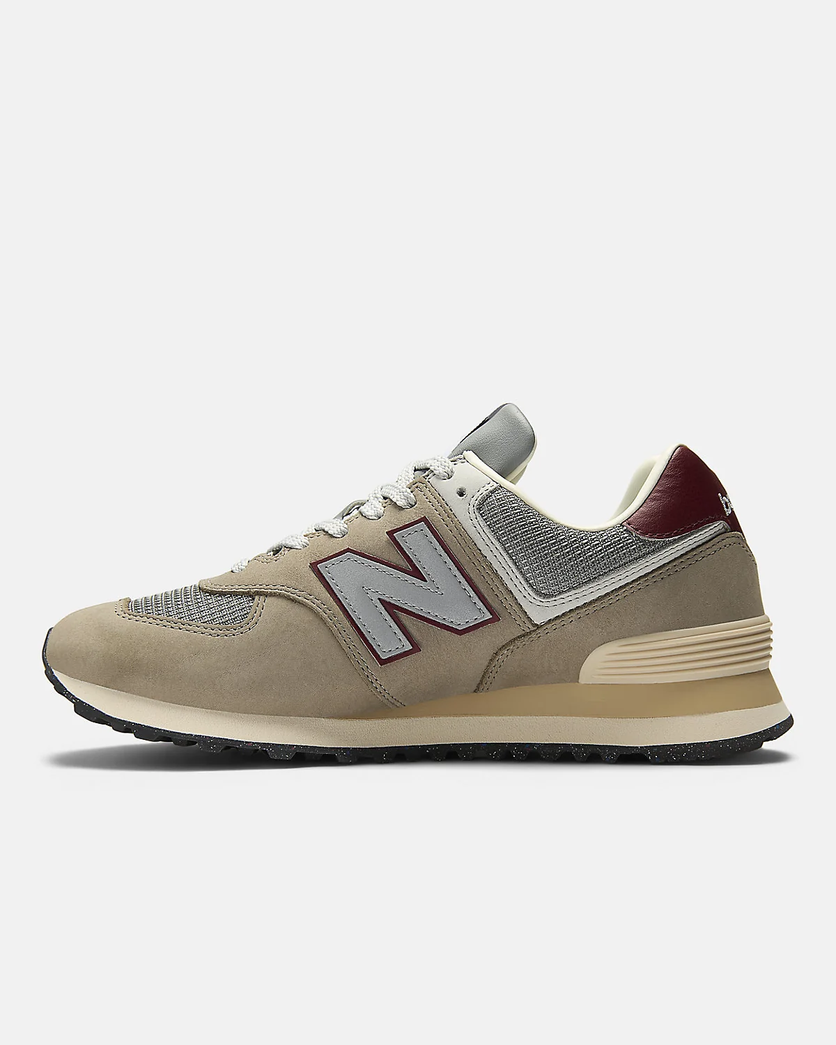 Чёрные кроссовки New Balance 574, вид спереди, видна форма и синие акценты.