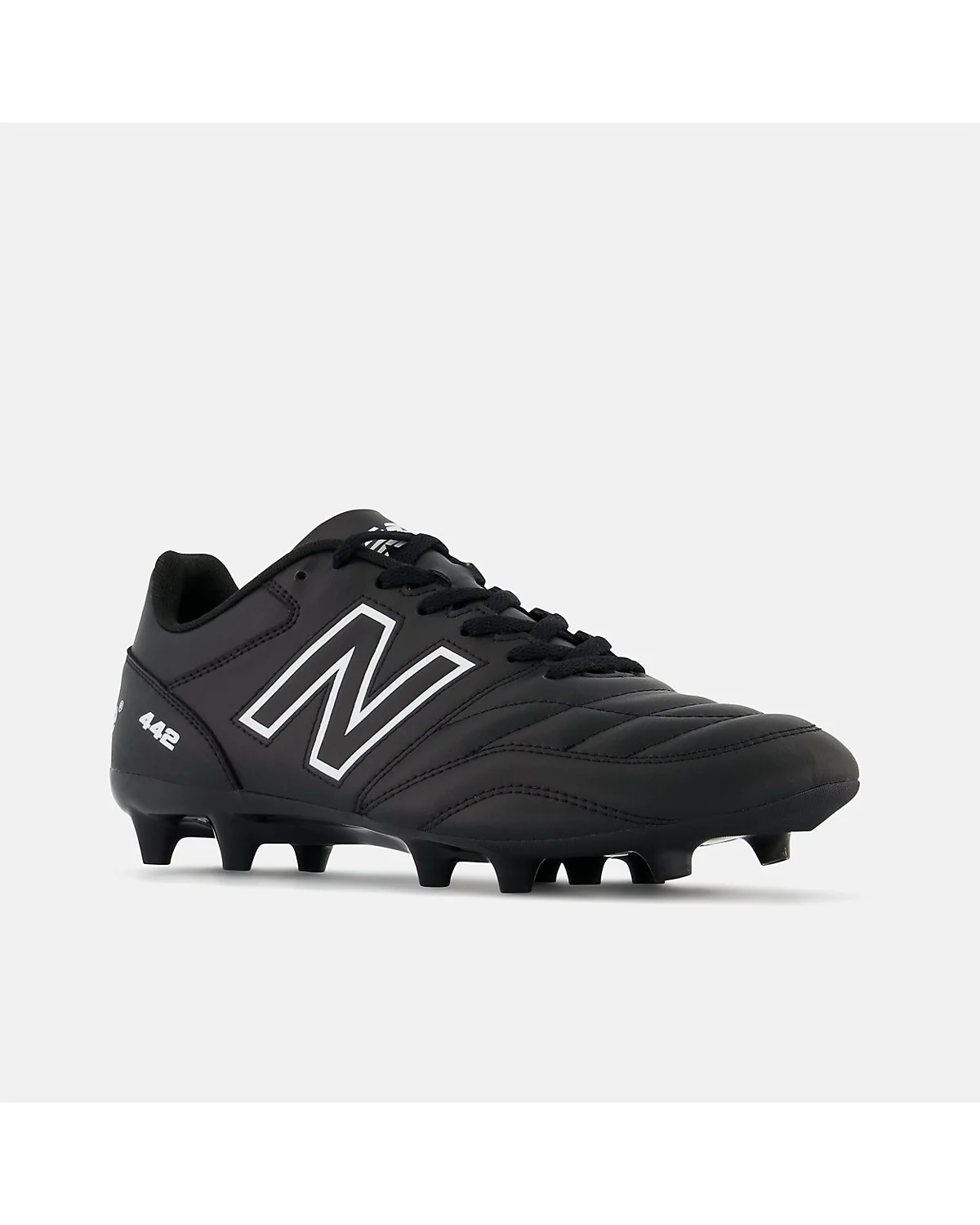 Подошва бутс New Balance 442 V2 с металлическими шипами, видна структура шипов.