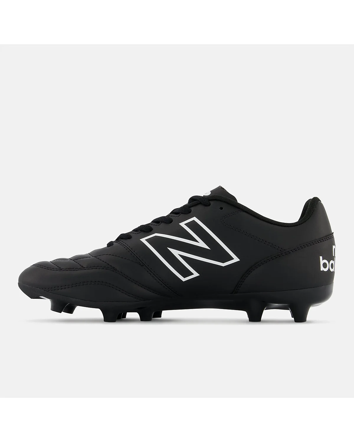 Бутсы New Balance 442 V2 Academy чёрно-белые, вид спереди, видна форма обуви.