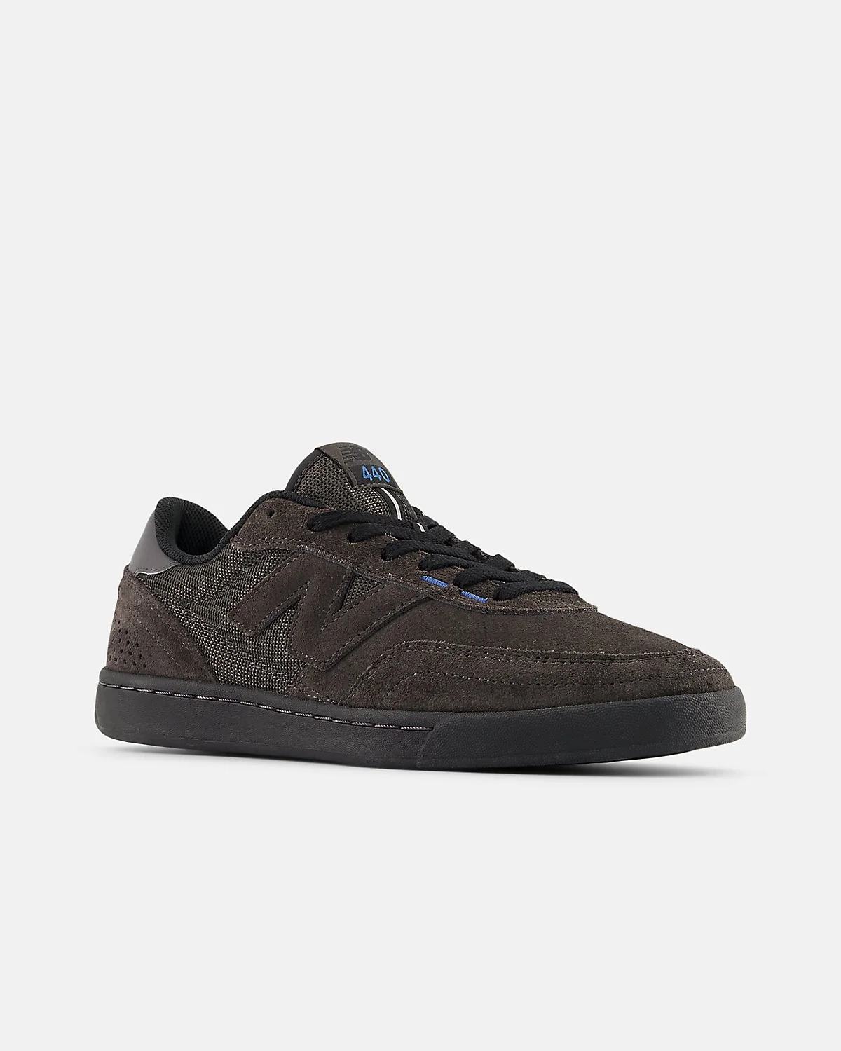 Кроссовки New Balance белые с чёрным, вид три четверти спереди.