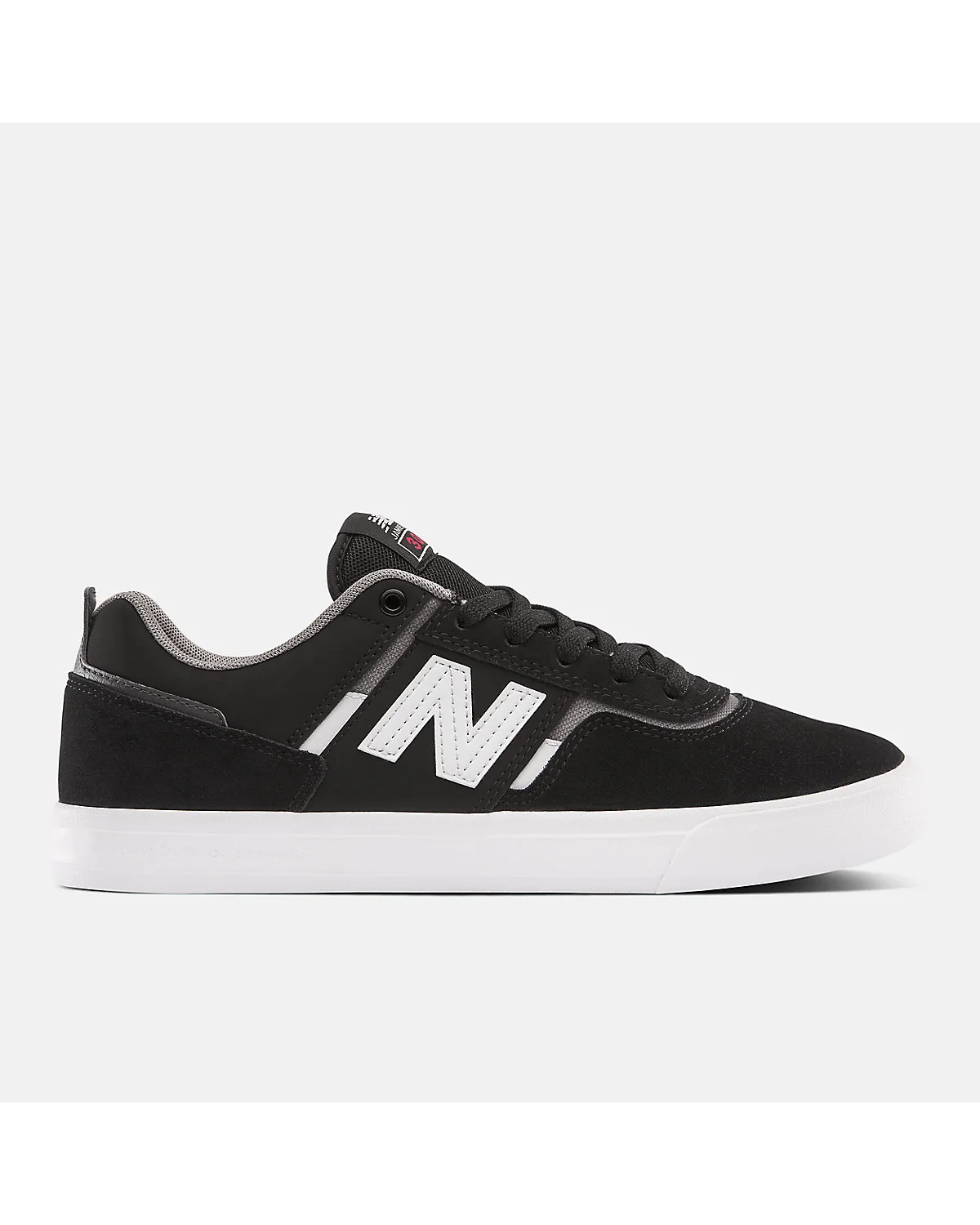 Чёрные кроссовки New Balance с белым логотипом, вид сбоку.