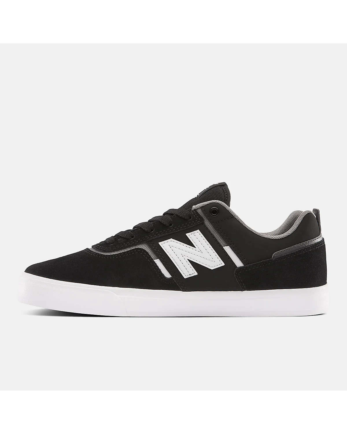 Кроссовки New Balance чёрные с белым, вид три четверти спереди-сбоку.