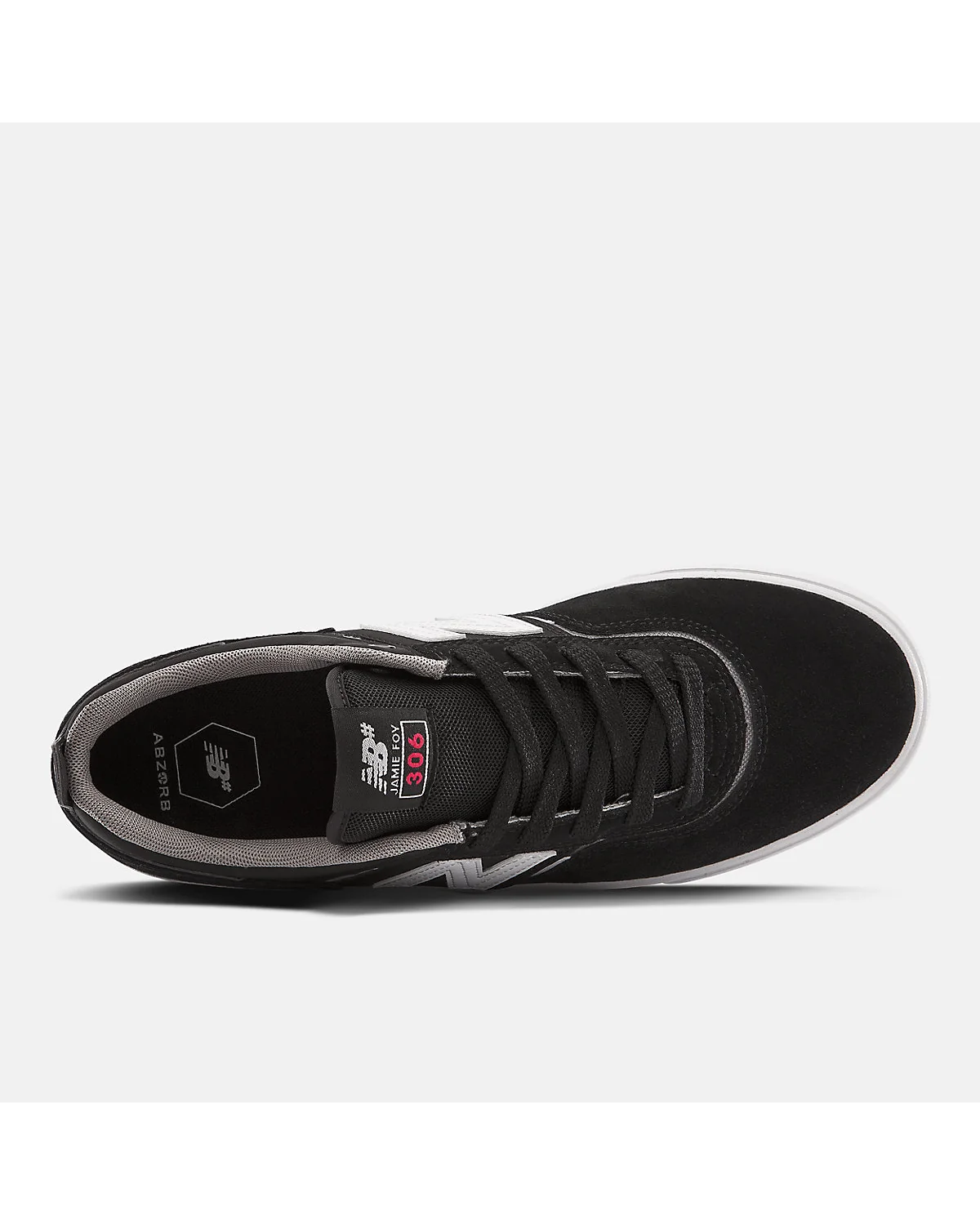 Вид сверху чёрных кроссовок New Balance с раскрытым язычком и шнурками.