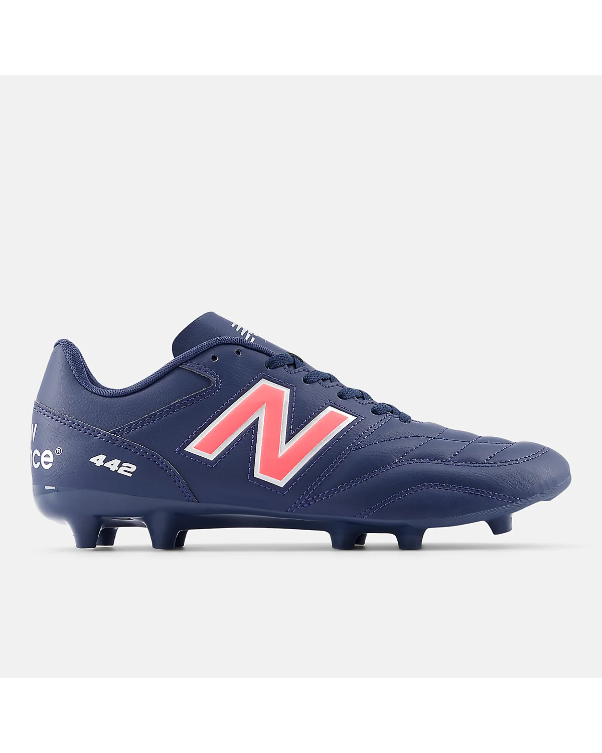 Синие бутсы New Balance с красным логотипом и металлическими шипами.