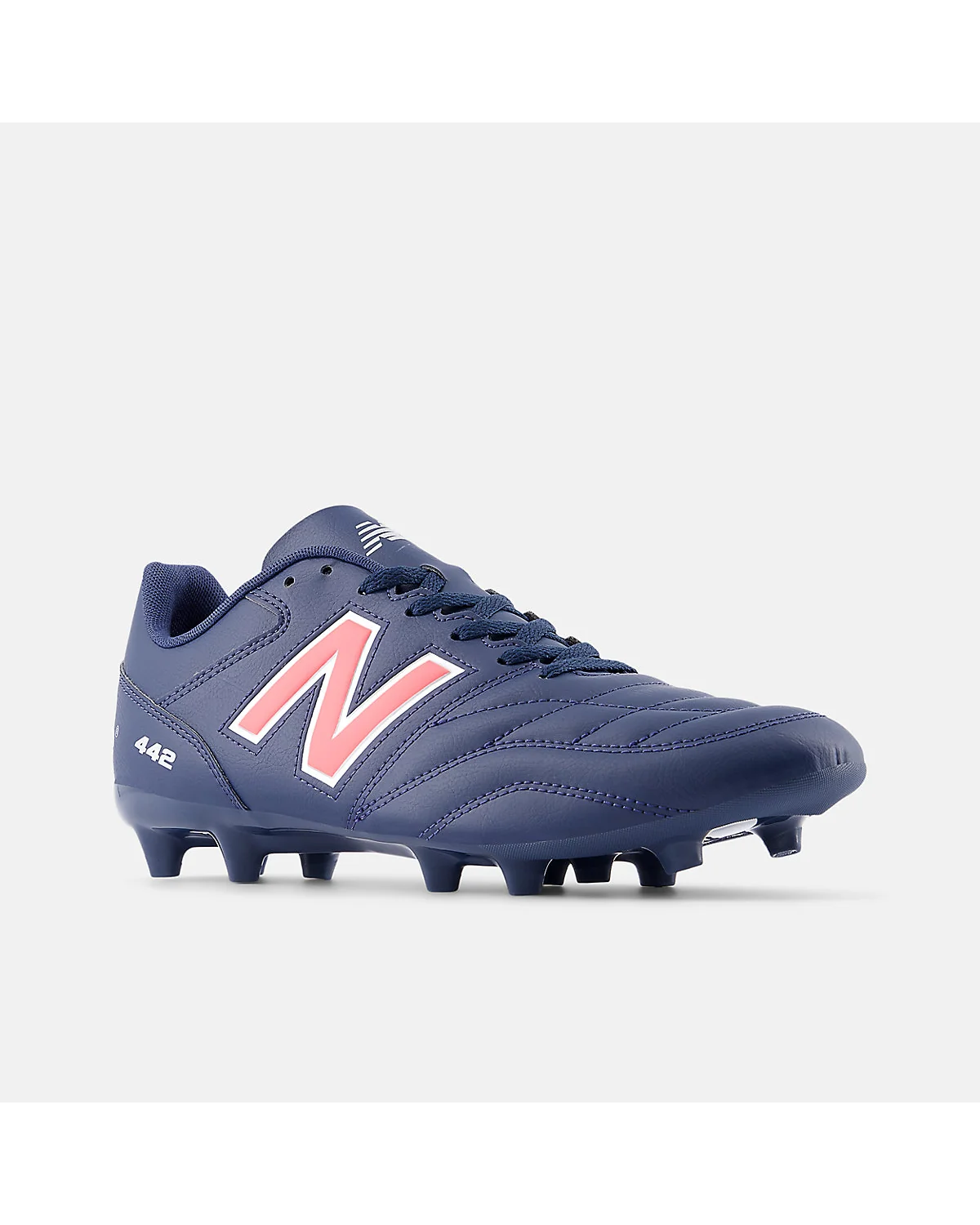 Вид сзади синих бутс New Balance, видны шипы и форма задника.