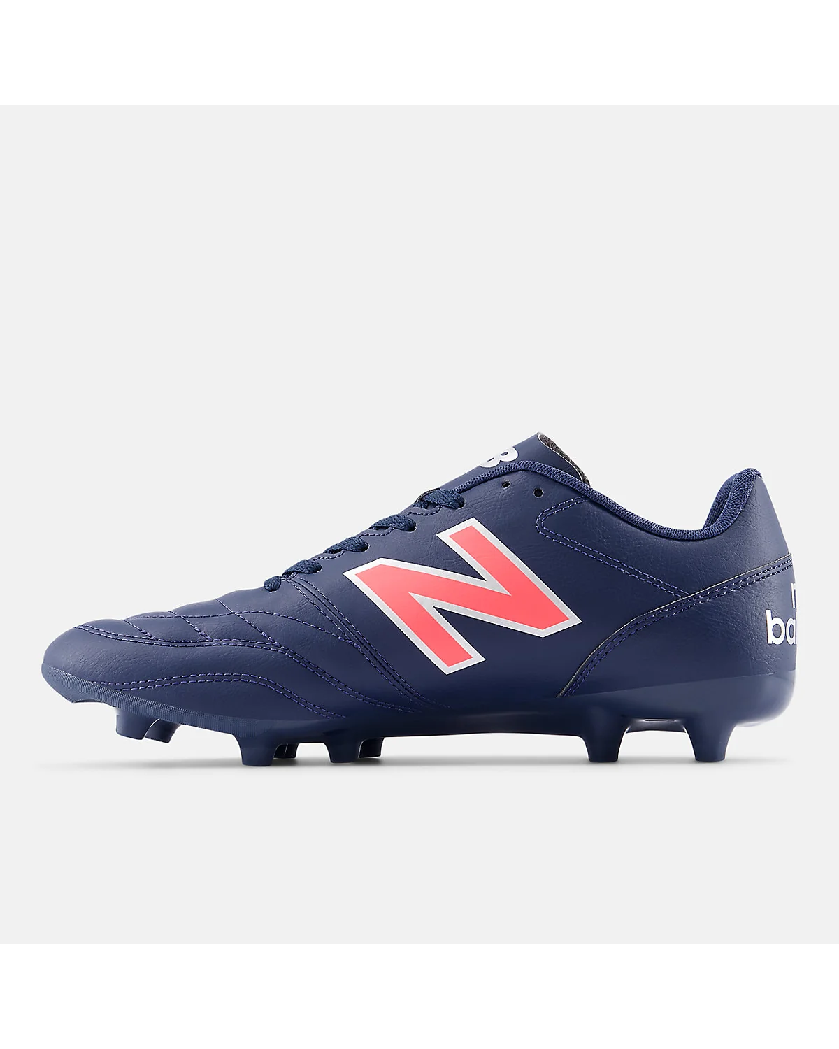 Подошва синих футбольных бутс New Balance с шипами и красным логотипом.