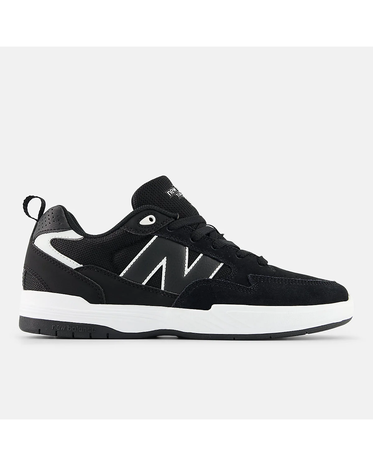 Чёрные кроссовки New Balance 808 Lite с белым логотипом, вид сбоку.