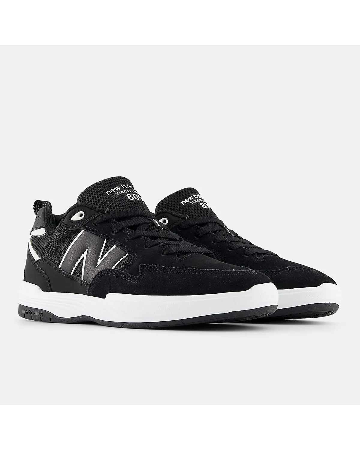 Чёрные кроссовки New Balance, вид сверху-спереди с раскрытым язычком.