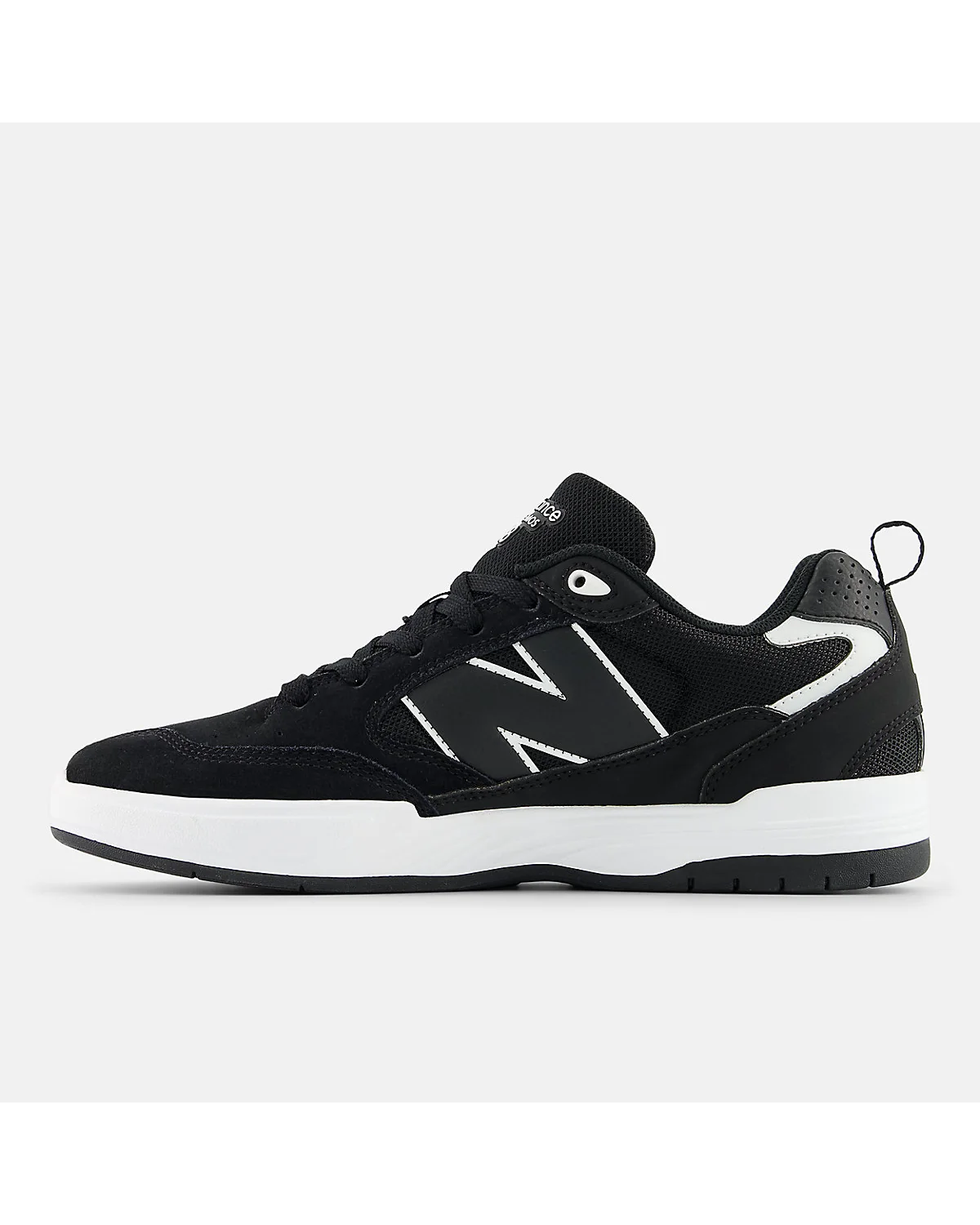 Вид белой подошвы чёрных кроссовок New Balance 808 Lite.