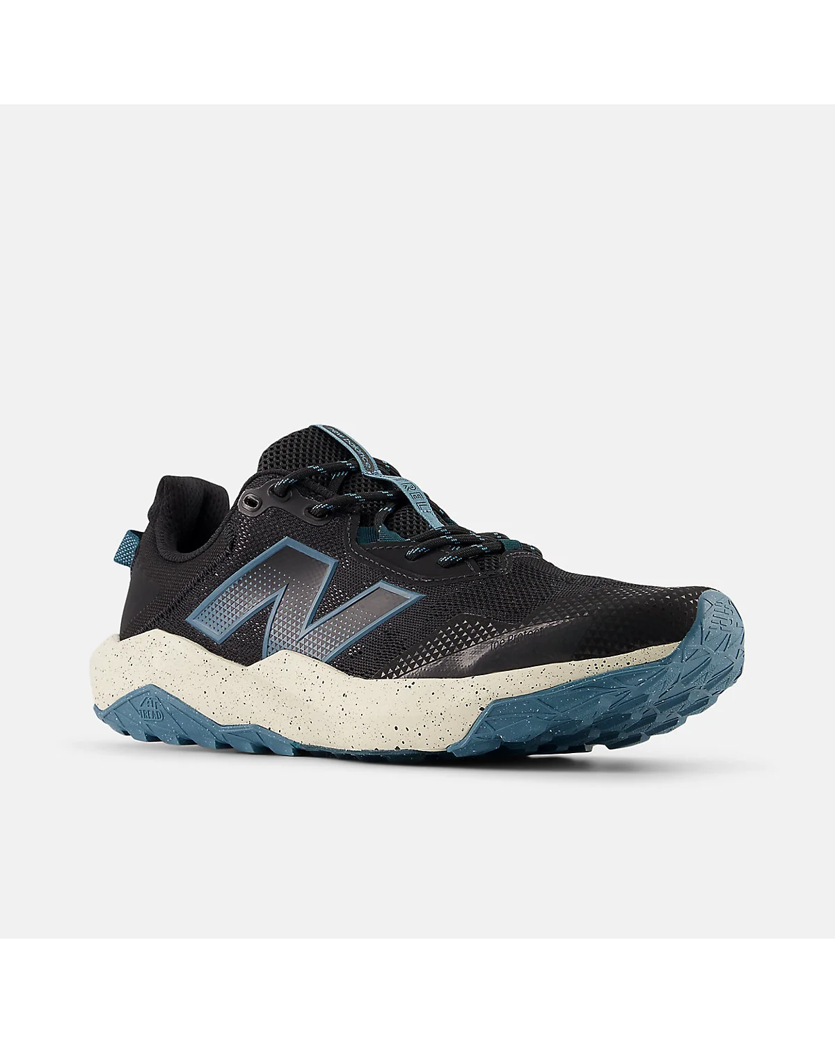 Чёрные трейловые кроссовки New Balance, вид сбоку под другим углом.