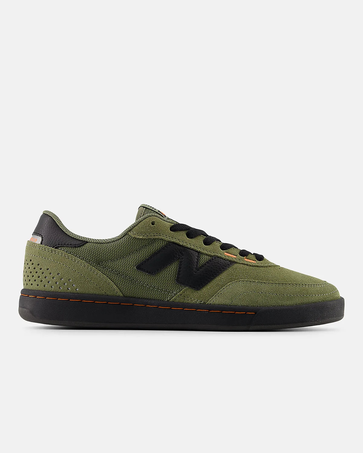 Чёрные кроссовки New Balance 440 V2 с оранжевой пяткой, вид сбоку.