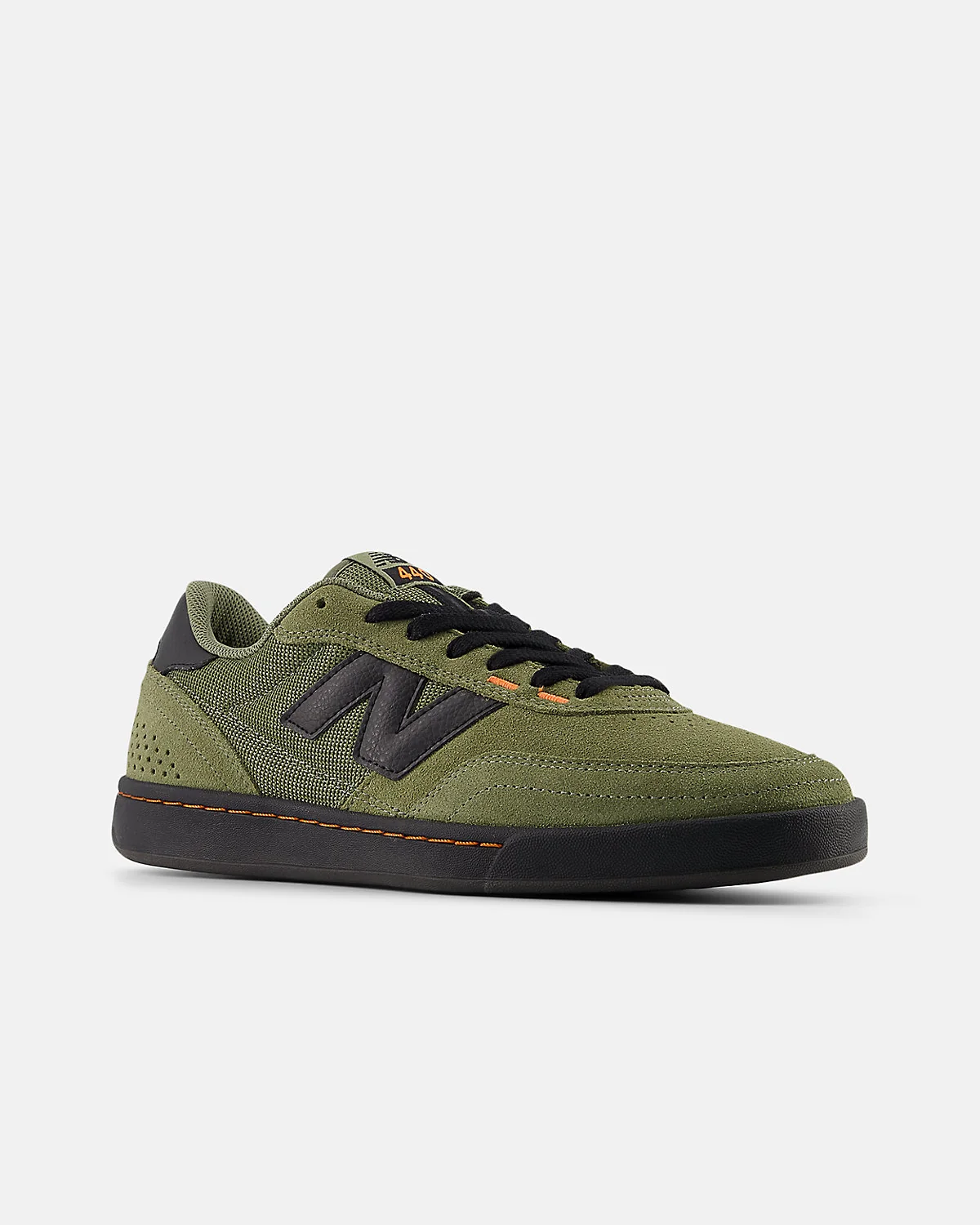 Чёрные кроссовки New Balance с раскрытым язычком и белыми шнурками.