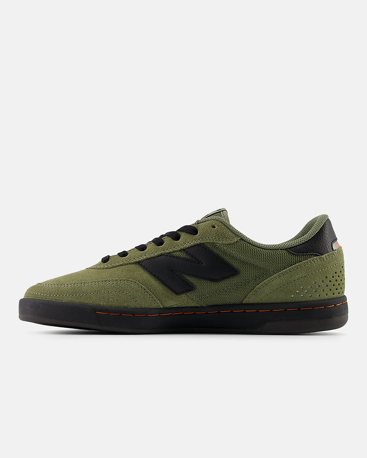 Вид подошвы чёрных кроссовок New Balance с оранжевой пяткой и бежевым крепом.