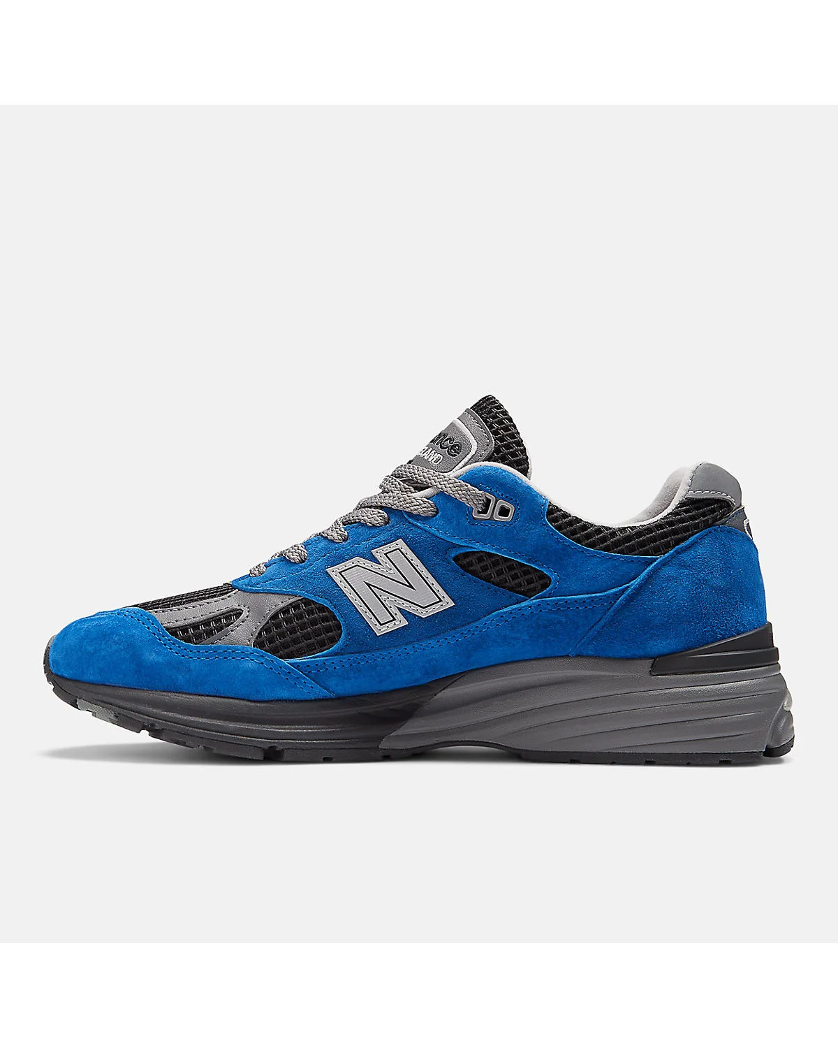 Крупный план верха и язычка синих кроссовок New Balance, видна текстура.