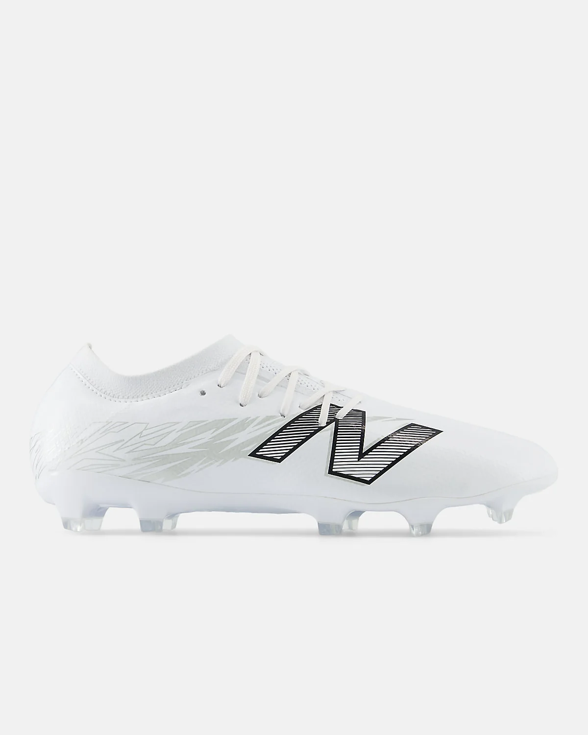 Чёрные бутсы New Balance Furon Pro с белыми полосками и шипами.