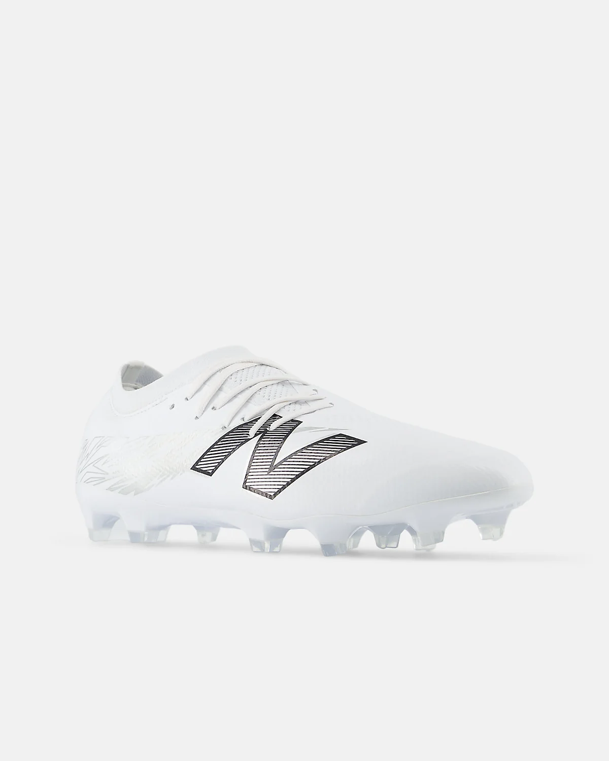 Вид сзади чёрных бутс New Balance, видны шипы и задник.