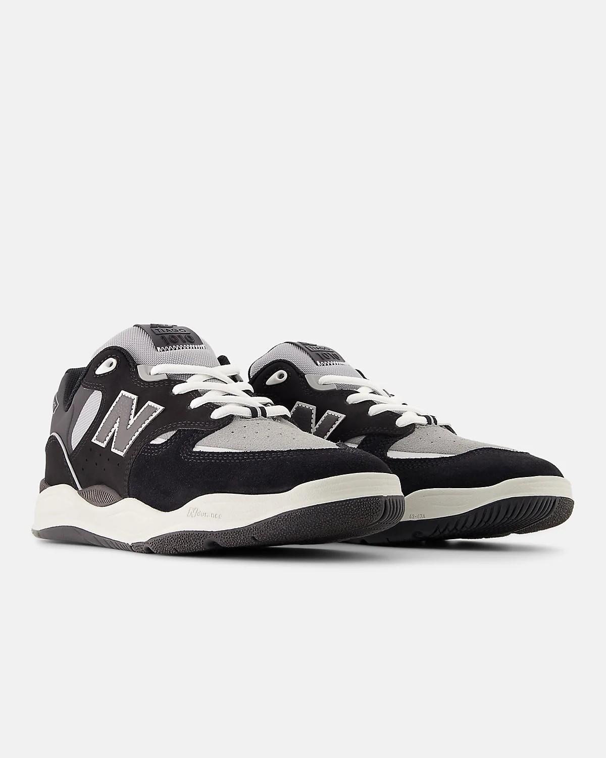 Оранжевые кроссовки New Balance с раскрытым язычком, вид спереди-сбоку.