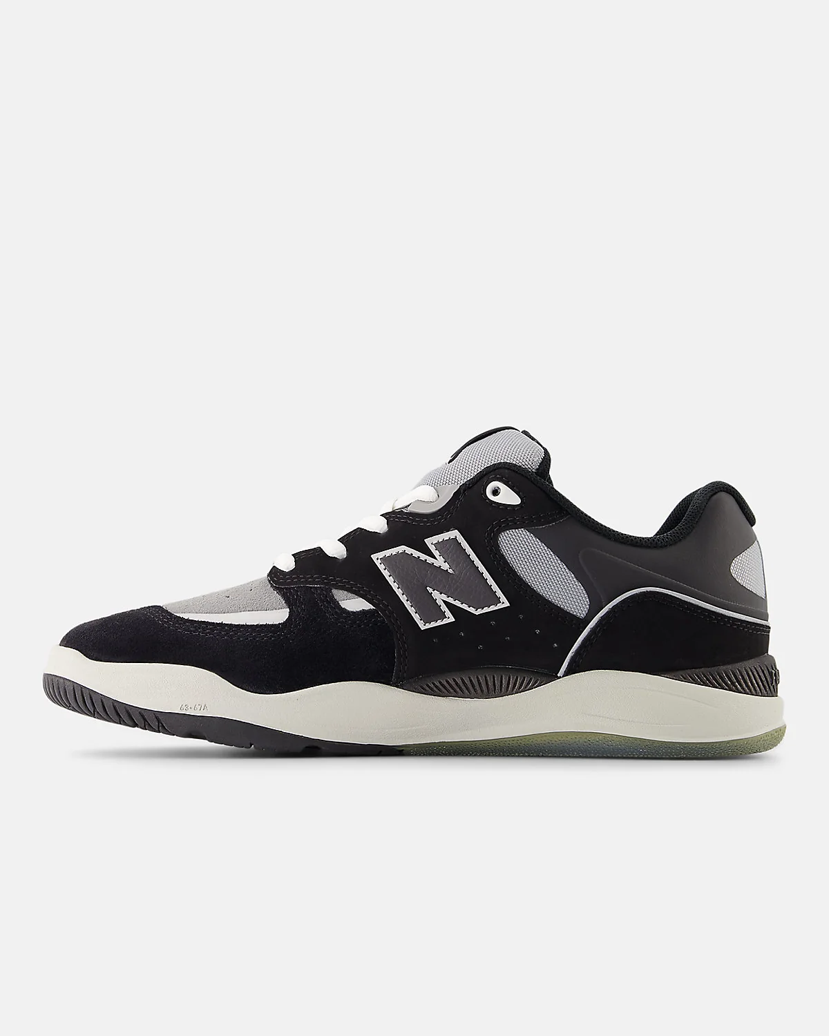 Вид подошвы оранжевых кроссовок New Balance с коричневым каучуком и кремовой основой.