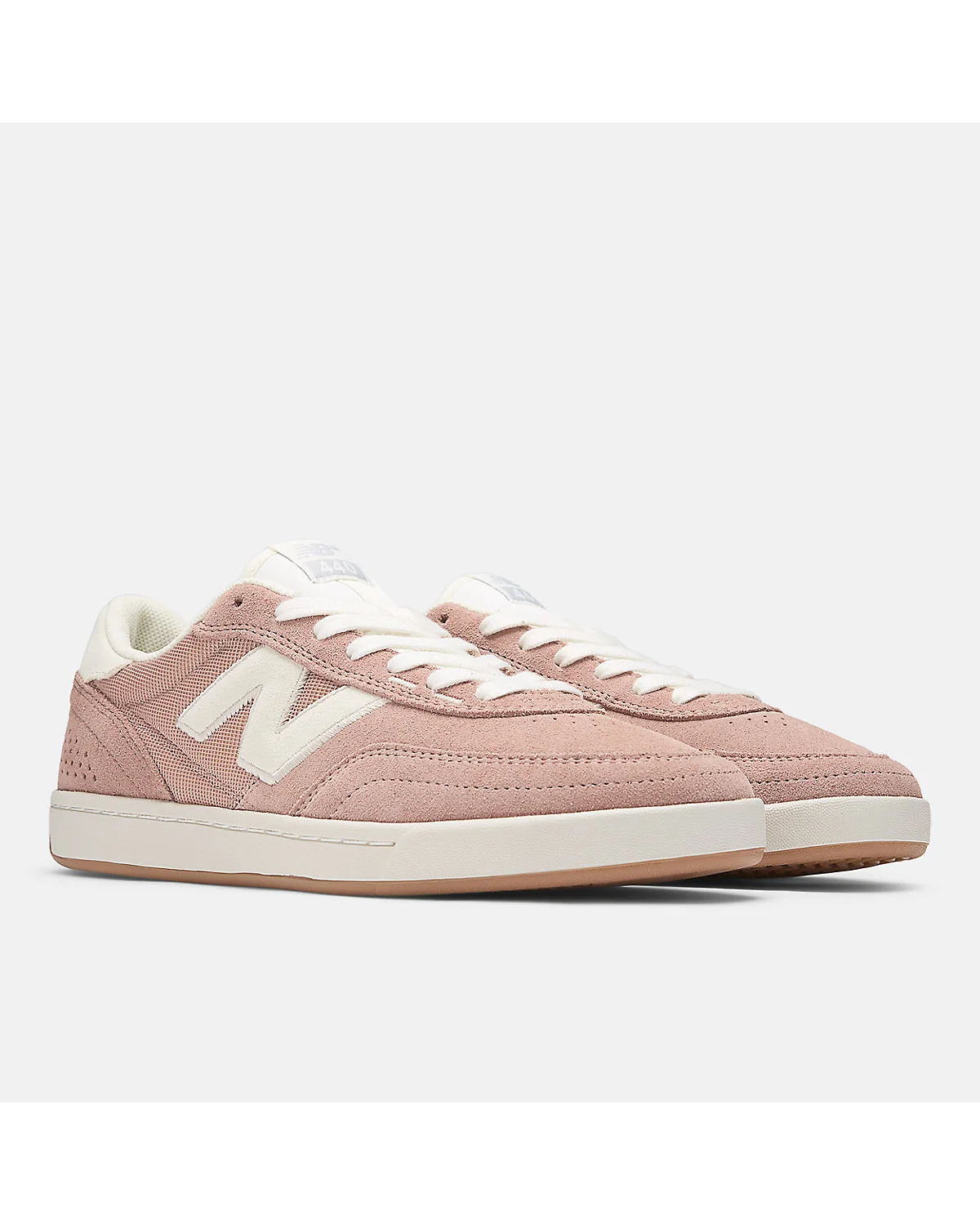Кроссовки New Balance Numeric 440 V2 с белым логотипом, трёхчетвертной вид