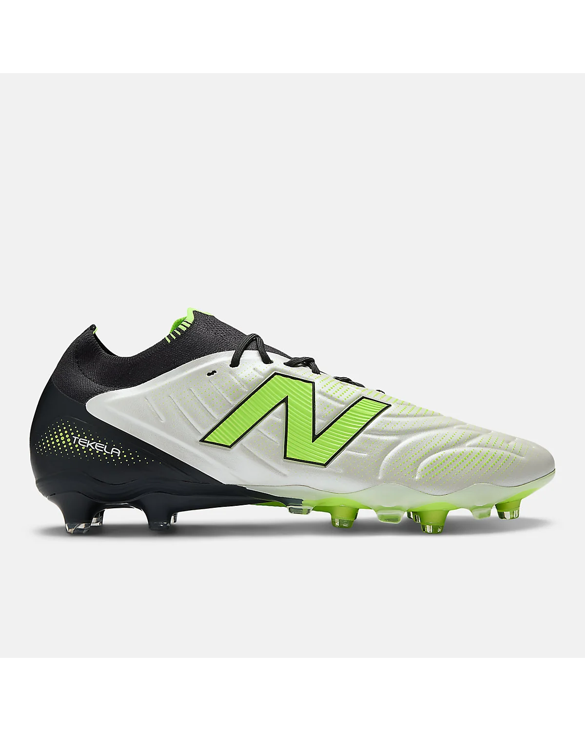 Футбольные бутсы New Balance Tekela белые с зелёным и чёрным, вид сбоку