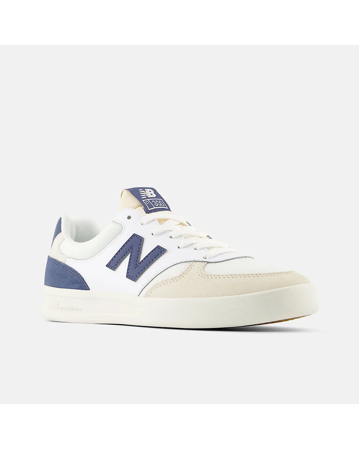 Кроссовки New Balance 300 Court в трёхчетвертном ракурсе с логотипом на пятке