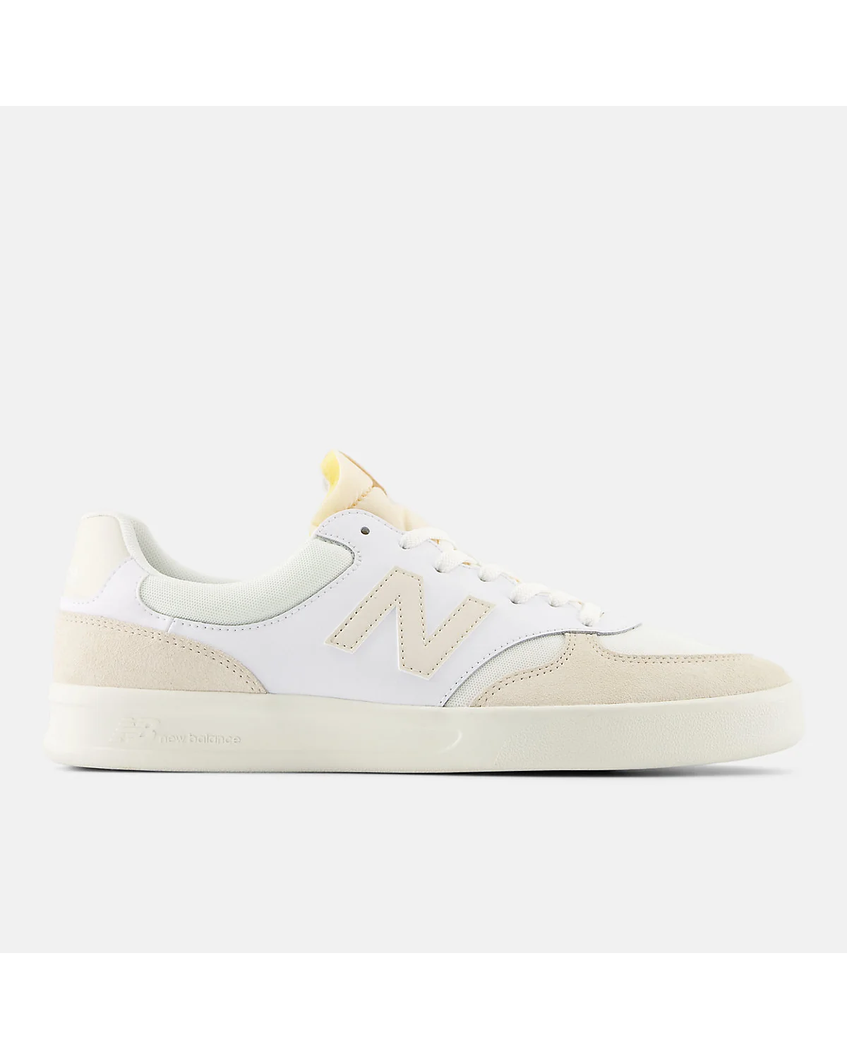 Белые кроссовки New Balance 300 Court с бежевым, вид спереди
