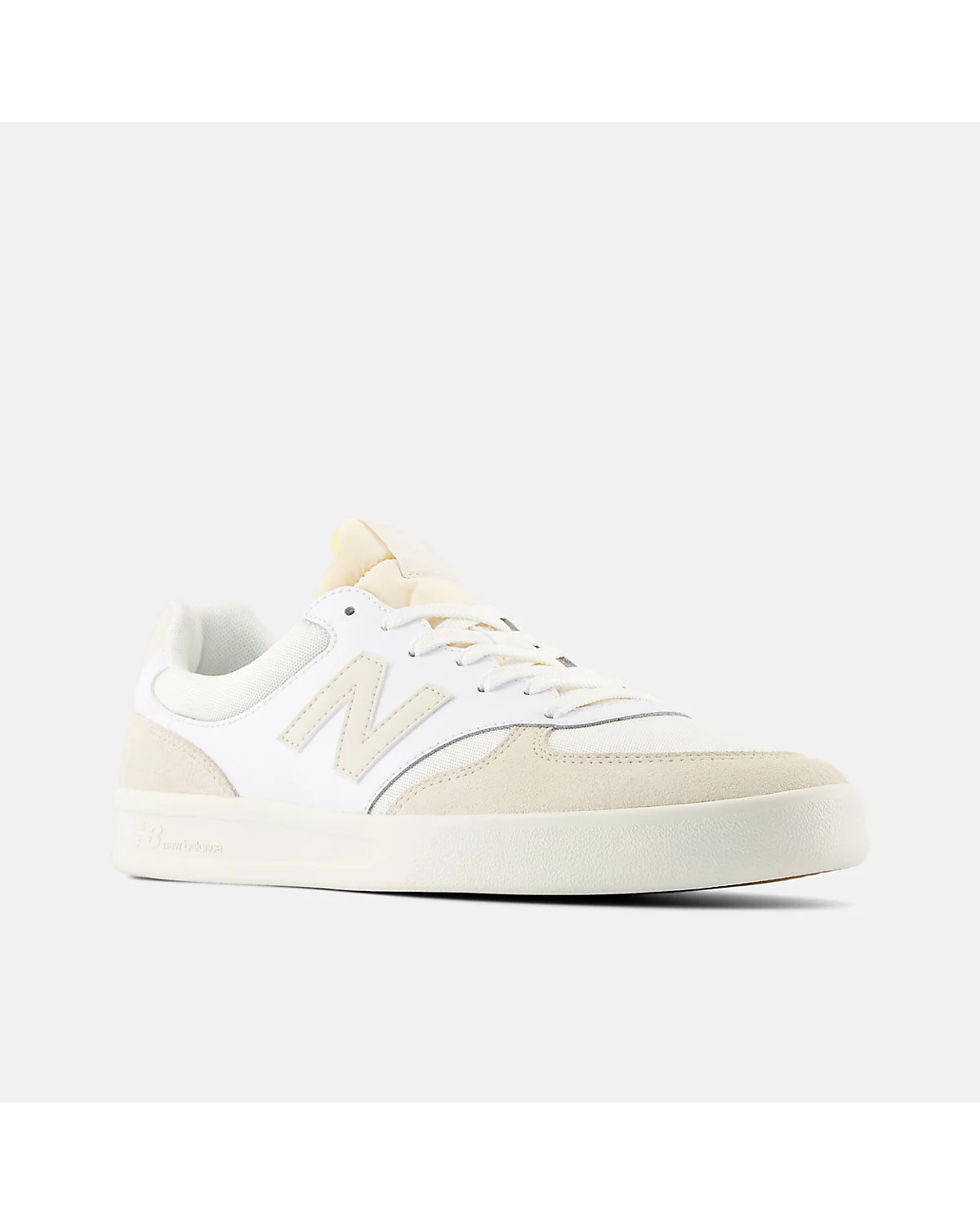 Кроссовки New Balance 300 Court, боковой ракурс с кремовыми панелями