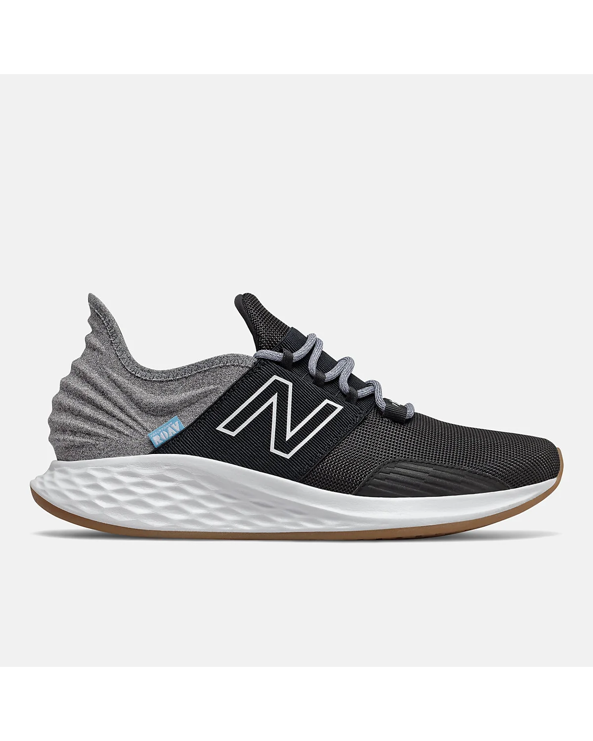 Чёрные кроссовки New Balance Fresh Foam Roav со светло-серым язычком, вид сбоку